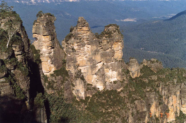 084z The Blue Mountains - do you see the people